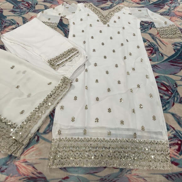 Shalwar Kameez- Elegant White and Gold Embellished Dress, Size Medium - Picture 1 of 9